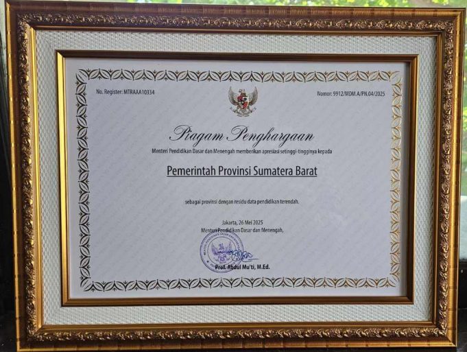 Pemprov Sumbar Raih Penghargaan Nasional sebagai Provinsi Residu Data Pendidikan Terendah