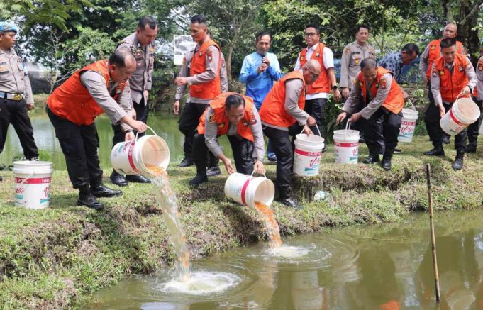 Kapolda Kepri Tabur 50.000 Benih Ikan di Tibelat Farm Sekupang