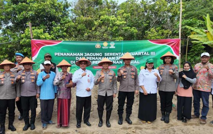 Polresta Tanjungpinang Tanam Jagung Serentak di Kampung Sidomulyo