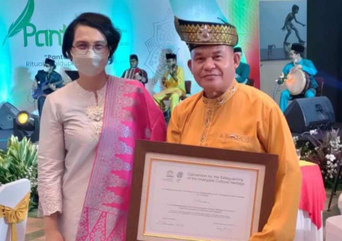 Tokoh Budaya Melayu Saparillis Terima Sertifikat Pemantun Nusantara dari ICH-UNESCO