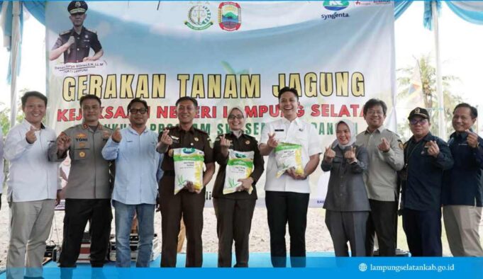 Tanam Jagung Bareng Kajati, Bupati Egi : Demi Ketahanan Pangan & Kesejahteraan Petani