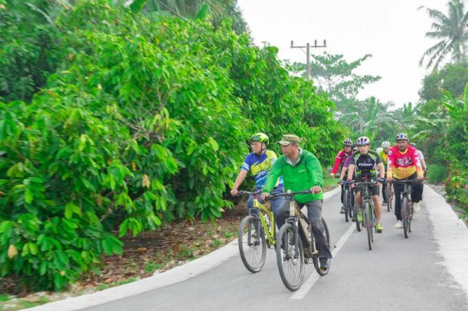Targetkan 7x Panen dalam 2 Tahun, Bupati Darma Wijaya Bersepeda Cek Pertanian