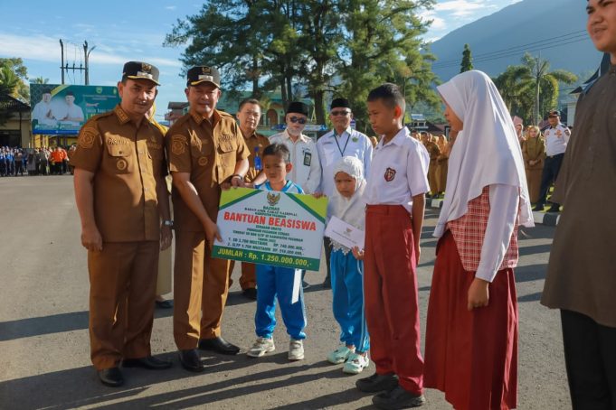 Ringankan Beban Masyarakat, Bupati Pasaman Berikan Bantuan Biaya Seragam Sekolah