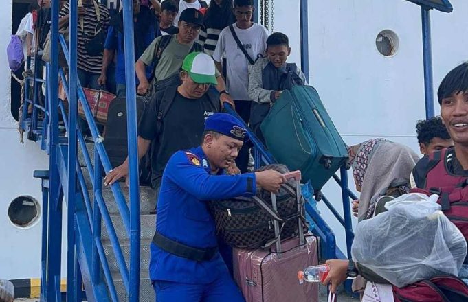 Antisipasi Penyelundupan, Pengawalan Kedatangan Penumpang KM Kelud di Pelabuhan Batu Ampar