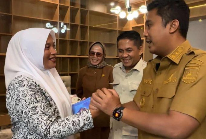Seberangi Arus Deras Demi Pasien, Bidan Dona Lubis Raih Nakes Teladan Sumbar 2025