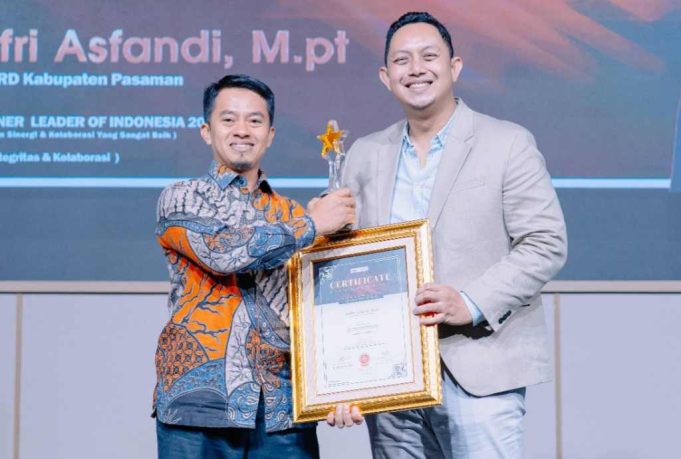 Ketua DPRD Pasaman Terima Penghargaan Seven Media Asia Award 2025