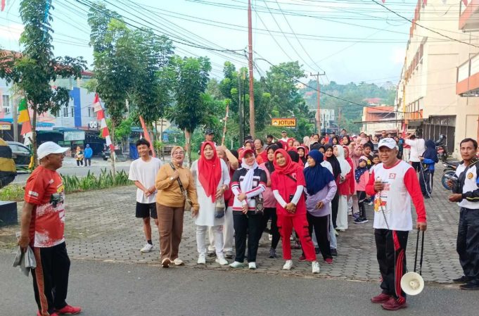 Warga Griya Permata Kharisma RW.06 Semarakkan HUT RI dengan Jalan Santai – Senam Jantung Sehat