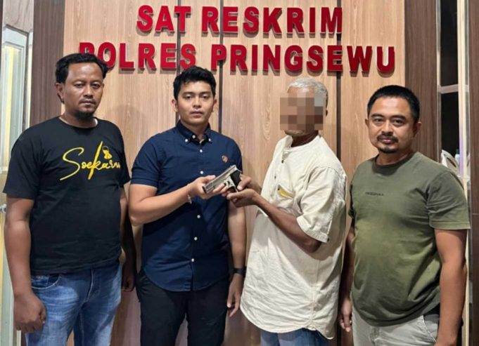 Penyerahan Senpi Jenis FN dari Masyarakat di Pringsewu