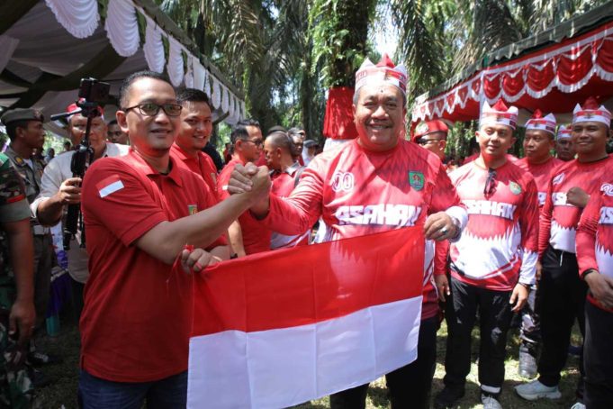 Pengibaran Bendera Merah Putih di Air Terjun Simonang-Monang Sambut HUT ke-80 RI
