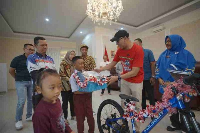 Aksi Viral Raihan Panjat Tiang Bendera, Gubernur Mirza Beri Hadiah Sepeda hingga Tabungan