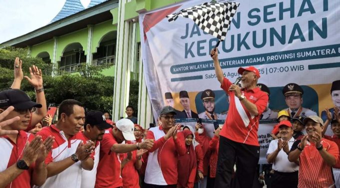 Meriahkan HUT RI ke-80, Gubernur Sumbar Lepas Ribuan Peserta Jalan Sehat Kerukunan