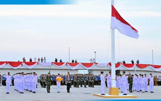 Merah Putih Diturunkan Khidmat di Menara Siger