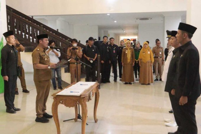 Bupati Lantik 61 Pejabat Pemkab Pesibar