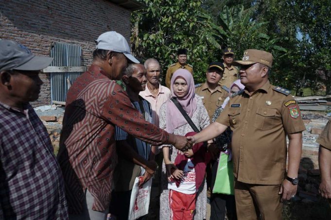 Wabup Serahkan Langsung Bantuan Kemensos ke Korban Bencana di Pulo Gandring