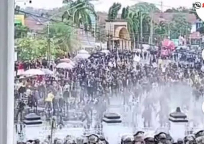 Aksi Unjuk Rasa Didepan Kantor DPRD Provinsi Bengkulu Ricuh