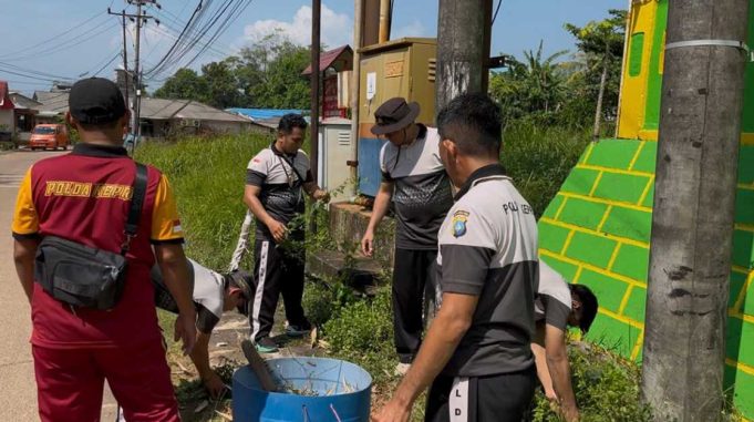 Polsek Tanjungpinang Gotong Royong dan Salurkan Sembako ke Marbot Masjid