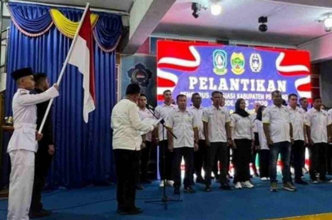 Ansar Ahmad Lantik Aziz Martindaz Sebagai Ketua Askab PSSI Lingga 2025–2029