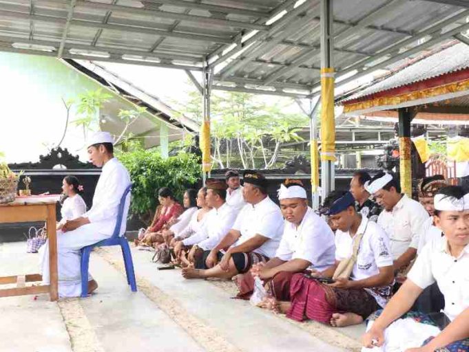 I Komang Koheri Hadiri Persembahyangan Saraswati Umat Hindu Bali