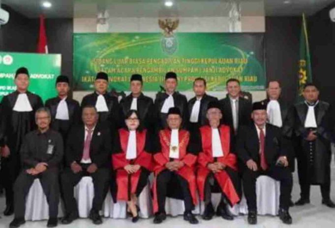Pengadilan Tinggi Kepri Ambil Sumpah 12 Advokat IKADIN