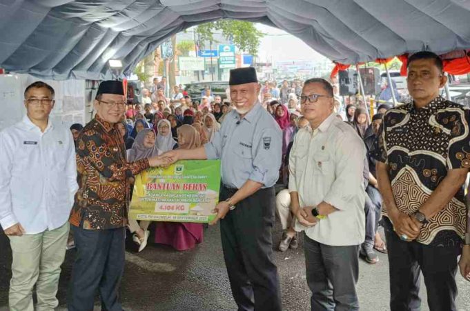 Mahyeldi Serahkan Bantuan Beras CPP di Payakumbuh, Ini Sasaran Penerima