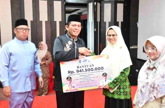 Penyaluran Puluhan Miliar Bantuan UMKM, Insentif dan Beasiswa Warga Batam