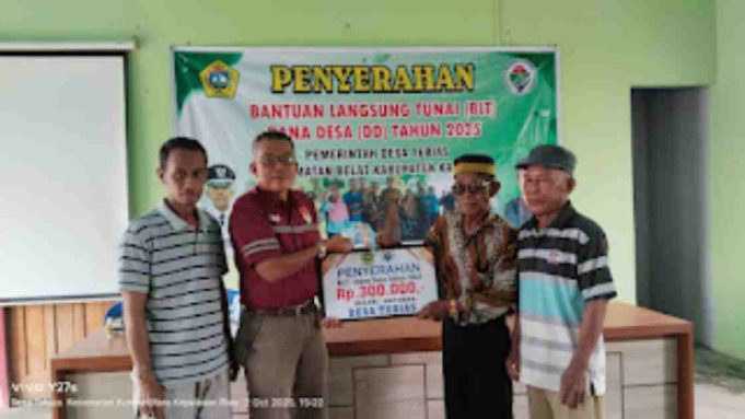 Pemdes Tebias Salurkan Dana BLT Tahap 9 – 10 Untuk 28 KPM