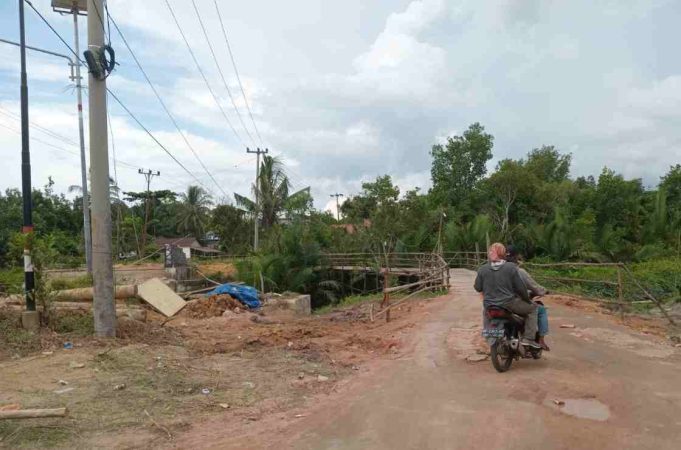 Pemkab Karimun Perbaiki Jambatan Sungai Desa Kundur