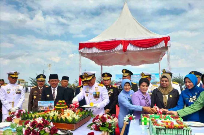 Gubernur Kepri Ansar Ahmad Hadiri Upacara HUT ke-80 TNI di Laman Gurindam XII