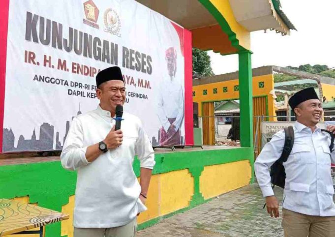 DPR RI Endipat Salurkan 15 Ribu Paket Sembako untuk Warga Kepri