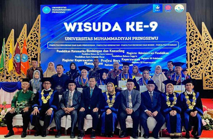 Ratusan Mahasiswa Umpri Diwisuda