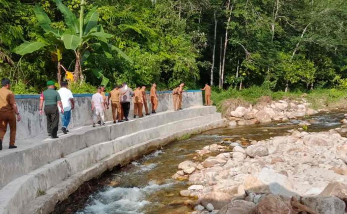 Penyerahan Program Pasaman Peduli Baznas Pasaman pada Korban Rumah Hanyut di Mapun