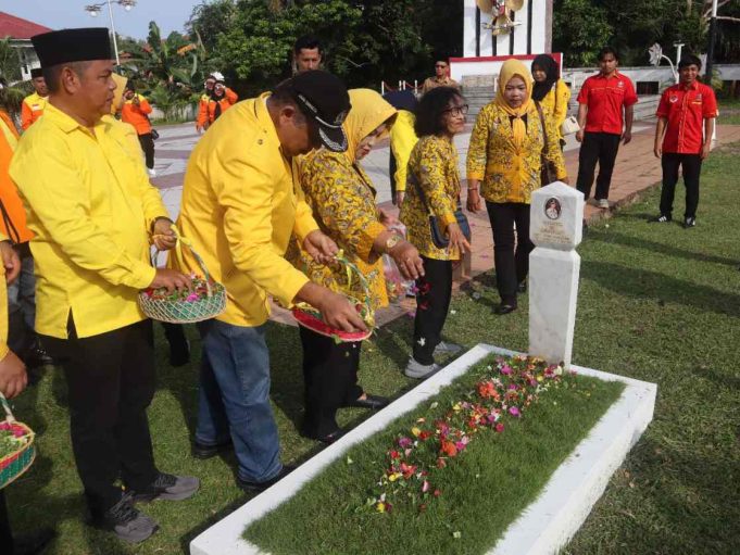 Golkar Tanjungpinang Peringati HUT ke-61 dengan Ziarah Makam Pahlawan – Berbagi Sembako