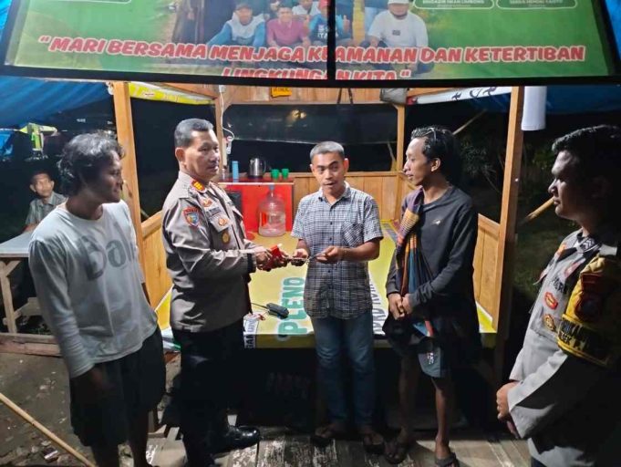 Kasat Binmas Polres Tebingtinggi Sambangi Pos Satkamling Wali II