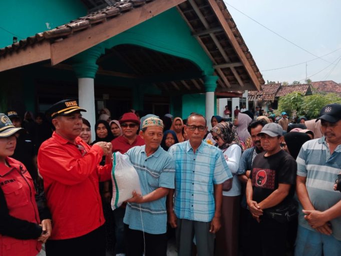 Anggota DPRD Lampung Aribun Salurkan Beras untuk Korban Banjir di Palas