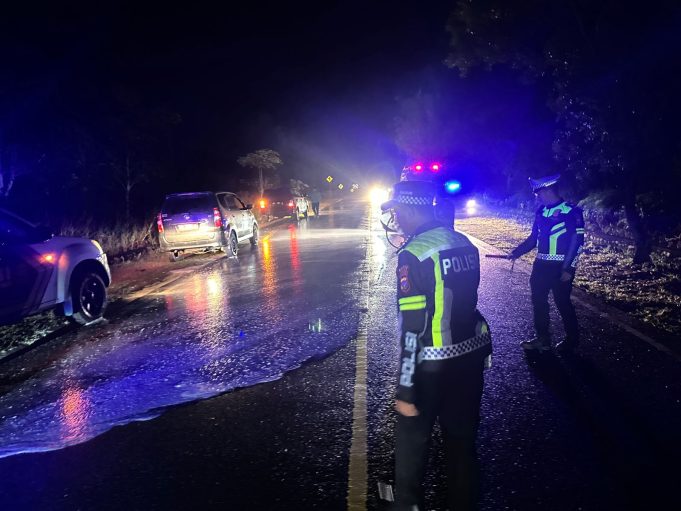 Puluhan Motor Tergelincir Akibat Tumpahan Minyak di Lintas Barat, Polisi Bergerak Lindungi Pengguna Jalan