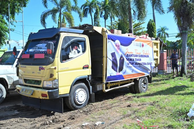 Dukung Percepatan Penanganan Bencana Sumbar, Pemprov Jatim Serahkan Bantuan Senilai Rp2,5 M
