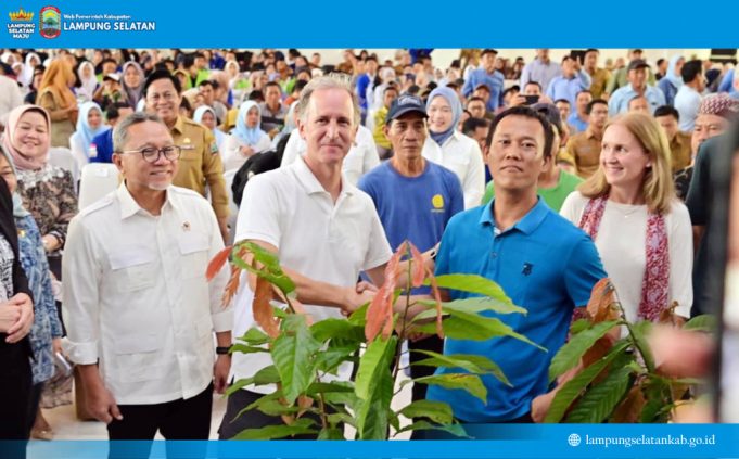 Dorong Smart Agroforestry, Menko Zulhas Gelontorkan 7.000 Bibit Kopi-Kakao