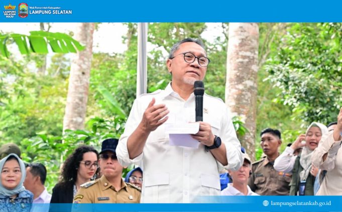 3.000 Bibit Kopi-Kakao Dibagikan, Zulkifli Hasan Minta Petani Jaga Gunung Rajabasa