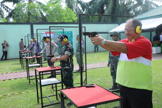 Bupati Asahan Ikuti Eksibisi Menembak Executive 2025