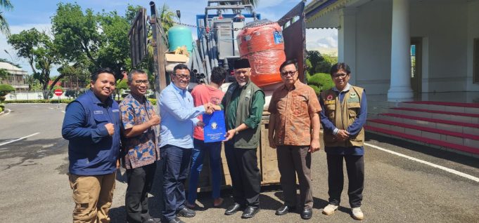 Mahyeldi Terima Bantuan Mesin Penjernih Air dari UNDIP untuk Warga Terdampak Bencana