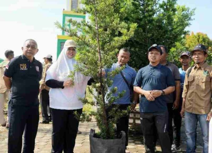 Penanaman Pohon Halaman Masjid Pemda, Ini Harapan Bupati Riyanto Pamungkas