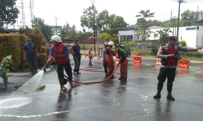 Polisi–Damkar Bergerak Cepat, Tumpahan Solar di Simpang Melayu Kota Piring Berhasil Dibersihkan