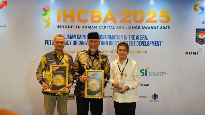 Dinilai Berhasil Dorong Human Capital BUMD Berdaya Saing, Gubernur Sumbar Terima IHCBA 2025