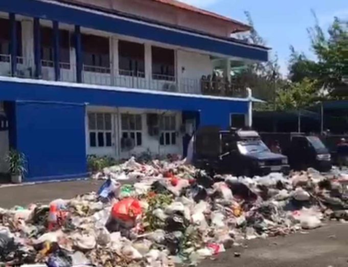 Demo Buang Sampah di Depan Kantor Wali Kota Bengkulu