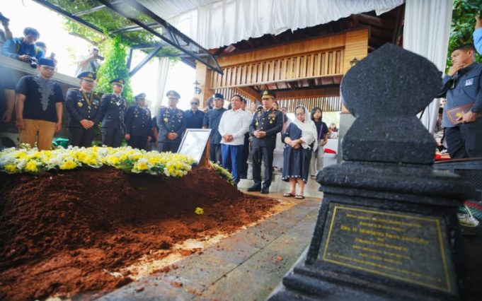Hadiri Pemakaman Eyang Meri, Kapolri: Pesan Keteladanan Jadi Spirit Abadi Keluarga Besar Polri