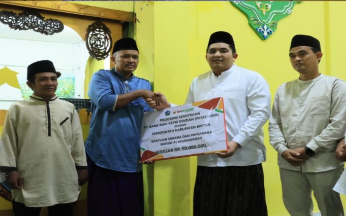 Safari Ramadan ke-4, Bupati Bintan Roby Kurniawan Serahkan Bantuan CSR Rp50 Juta untuk Masjid Al Munawwaroh