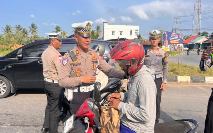 Satlantas Polres Bintan Bagikan 150 Paket Takjil Gratis di Bundaran Km 16, Sambil Edukasi Keselamatan Berkendara