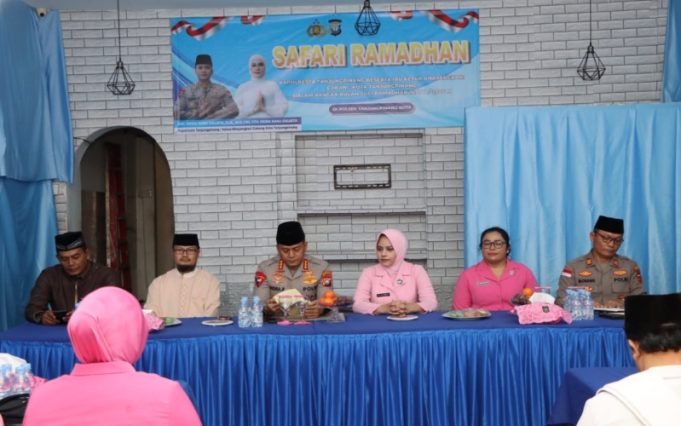 Safari Ramadhan Polsek Tanjungpinang Kota, Kapolresta Indra Ranu Dikarta Bagikan Sembako dan Ajak Warga Jaga Kamtibmas
