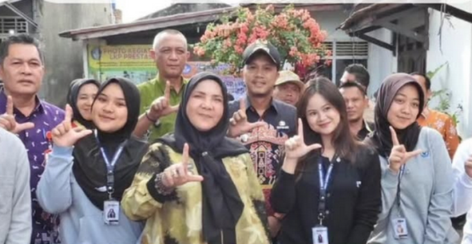 Eva Dwiana Salurkan Langsung Santunan Perlindungan Pekerja Liwat BPJS Ketenagakerjaan