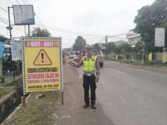 Polisi Rekayasa Lalin di Jalinbar Pringsewu Pasca Amblesnya Gorong-Gorong
